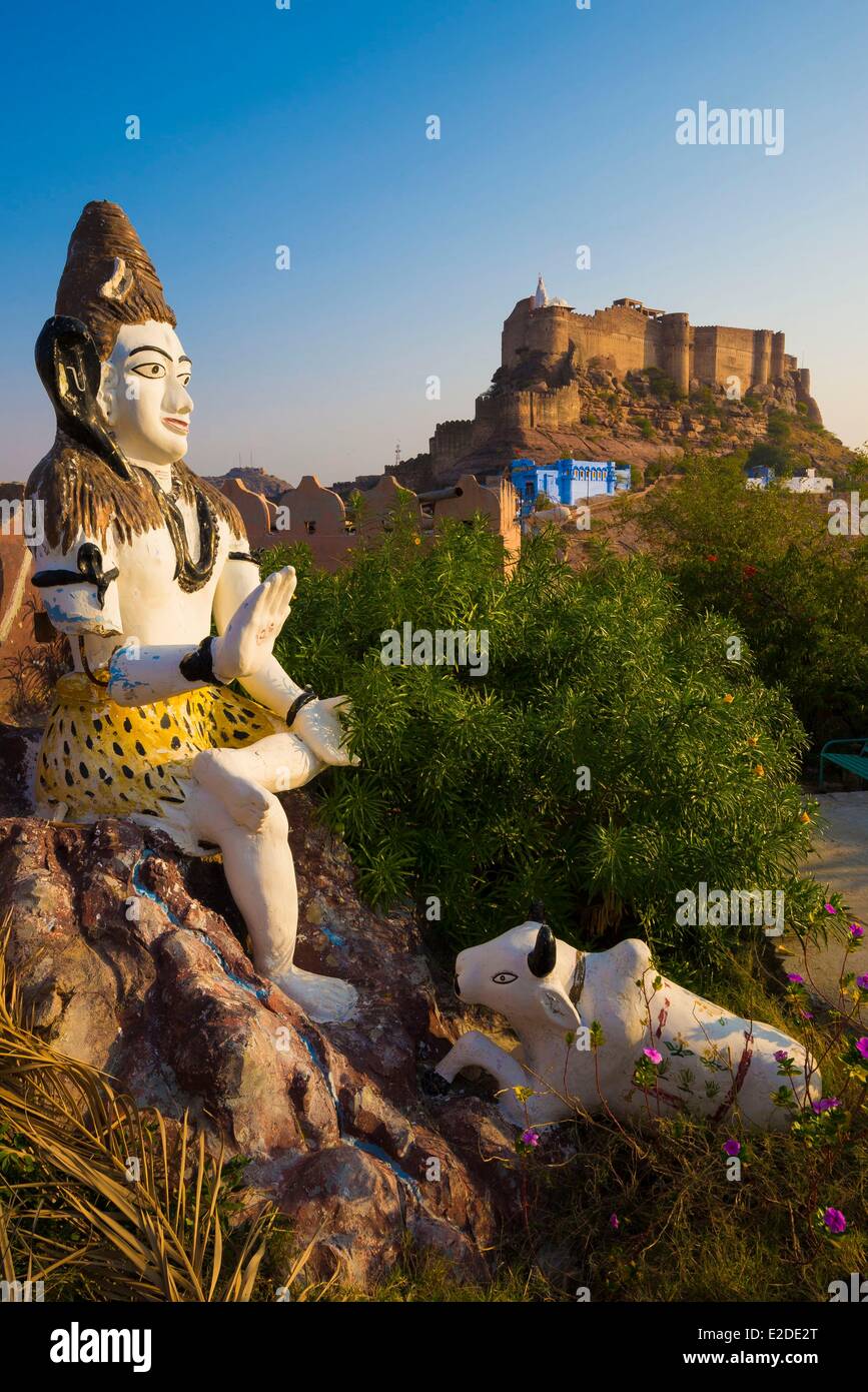 India Rajasthan Jodhpur statua del signore Shiva e il Forte Mehrangarh Foto Stock