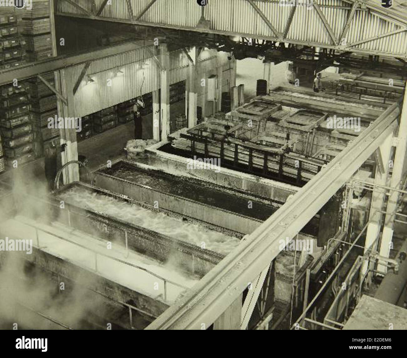 Questa fotografia mette in evidenza il personale dello stabilimento Convair/General Dynamics, mostrando il loro coinvolgimento nella produzione di tecnologie aerospaziali avanzate. La struttura fu determinante nello sviluppo di aerei sia militari che commerciali. Foto Stock