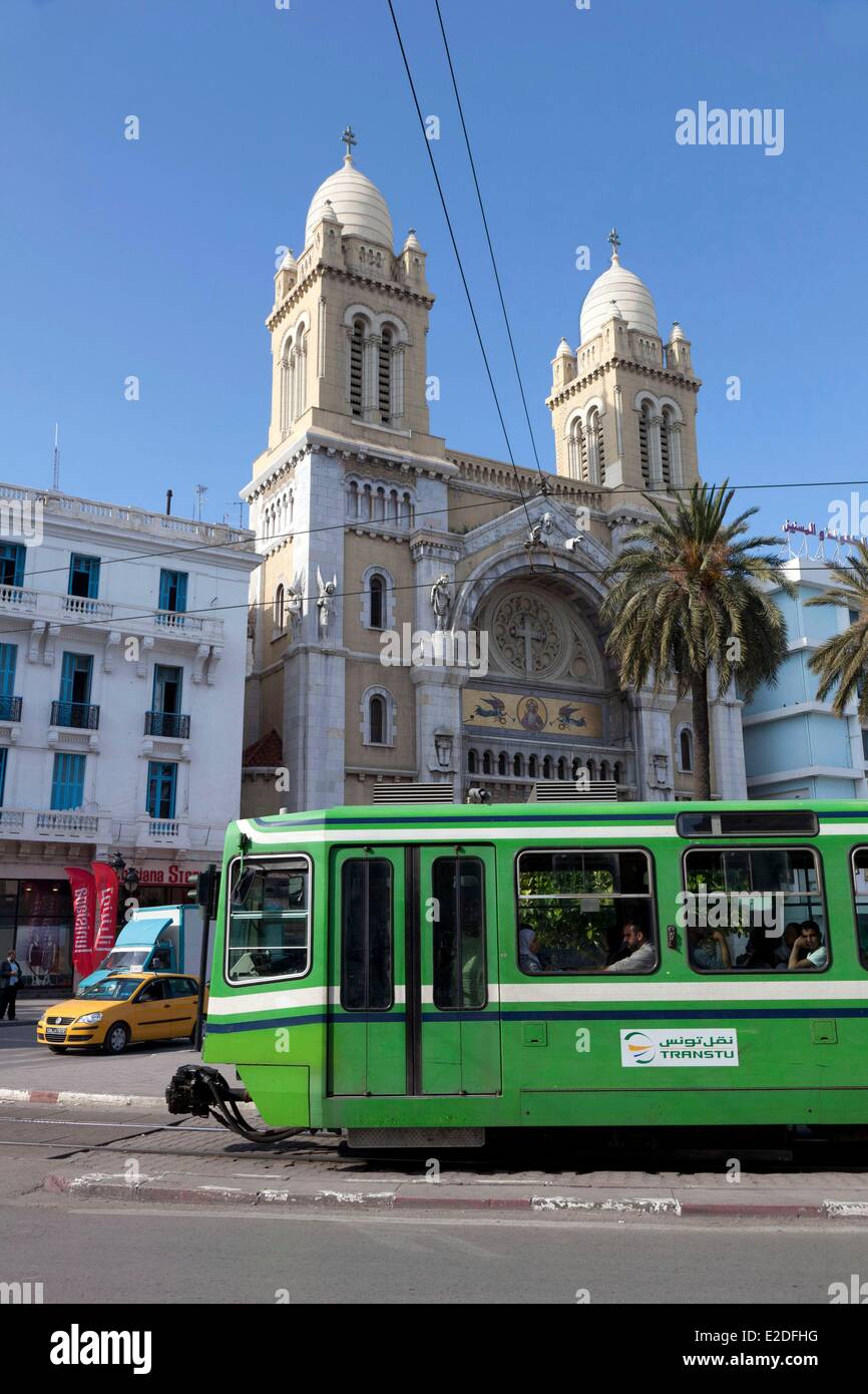 La Tunisia, Tunisi, tram di fronte Cattedrale St Vincent de Paul Foto Stock