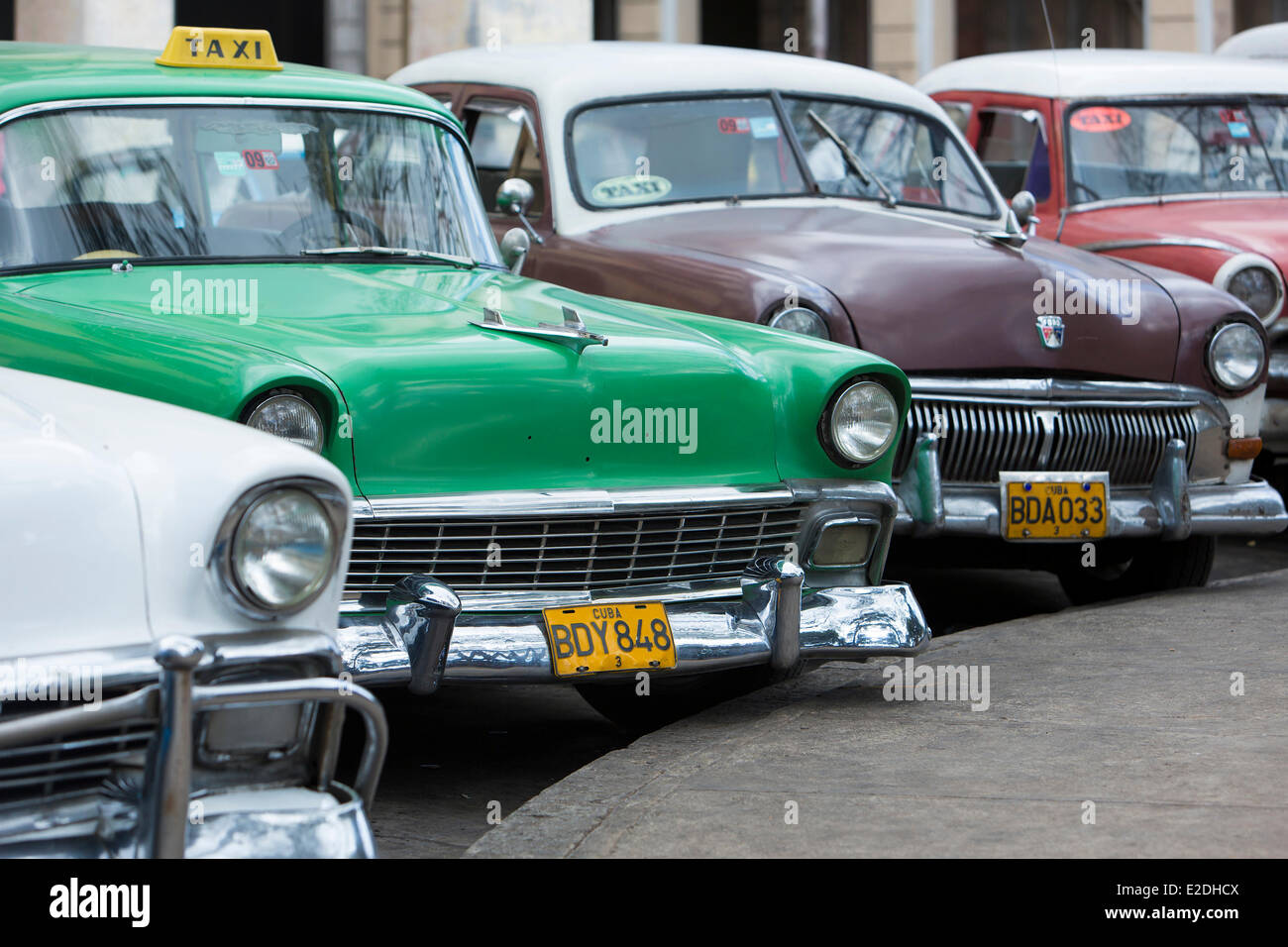 Cuba La Habana Provincia Habana automobili americane utilizzati come taxi nelle immediate vicinanze della stazione centrale Foto Stock