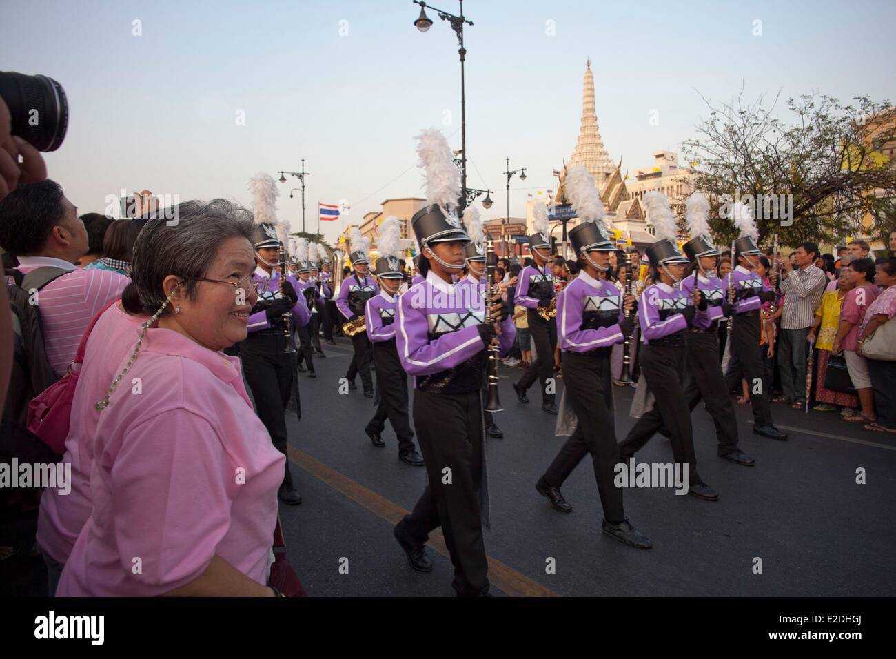 Tailandia Bangkok Wat Phra Kaew Grand Palace compleanno del Re (05/12/2011) majorette's parade Foto Stock