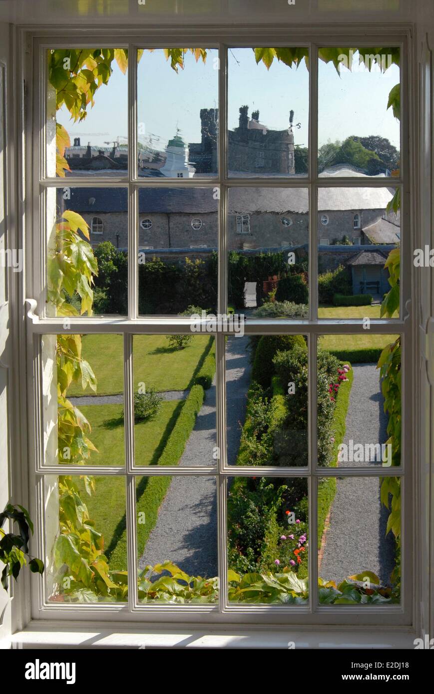 Irlanda Kilkenny Contea di Kilkenny la finestra Butler House guesthouse affascinante edificio in stile georgiano che si affaccia sul giardino Foto Stock