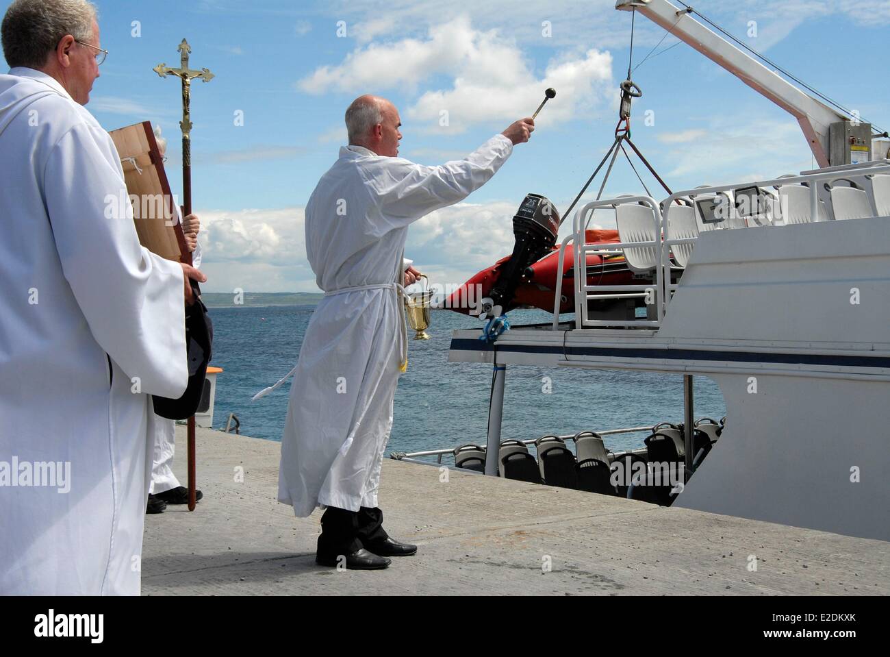 L'Irlanda County Galway Isole Aran Inisheer processione religiosa in onore di San Kevin la benedizione delle barche Foto Stock