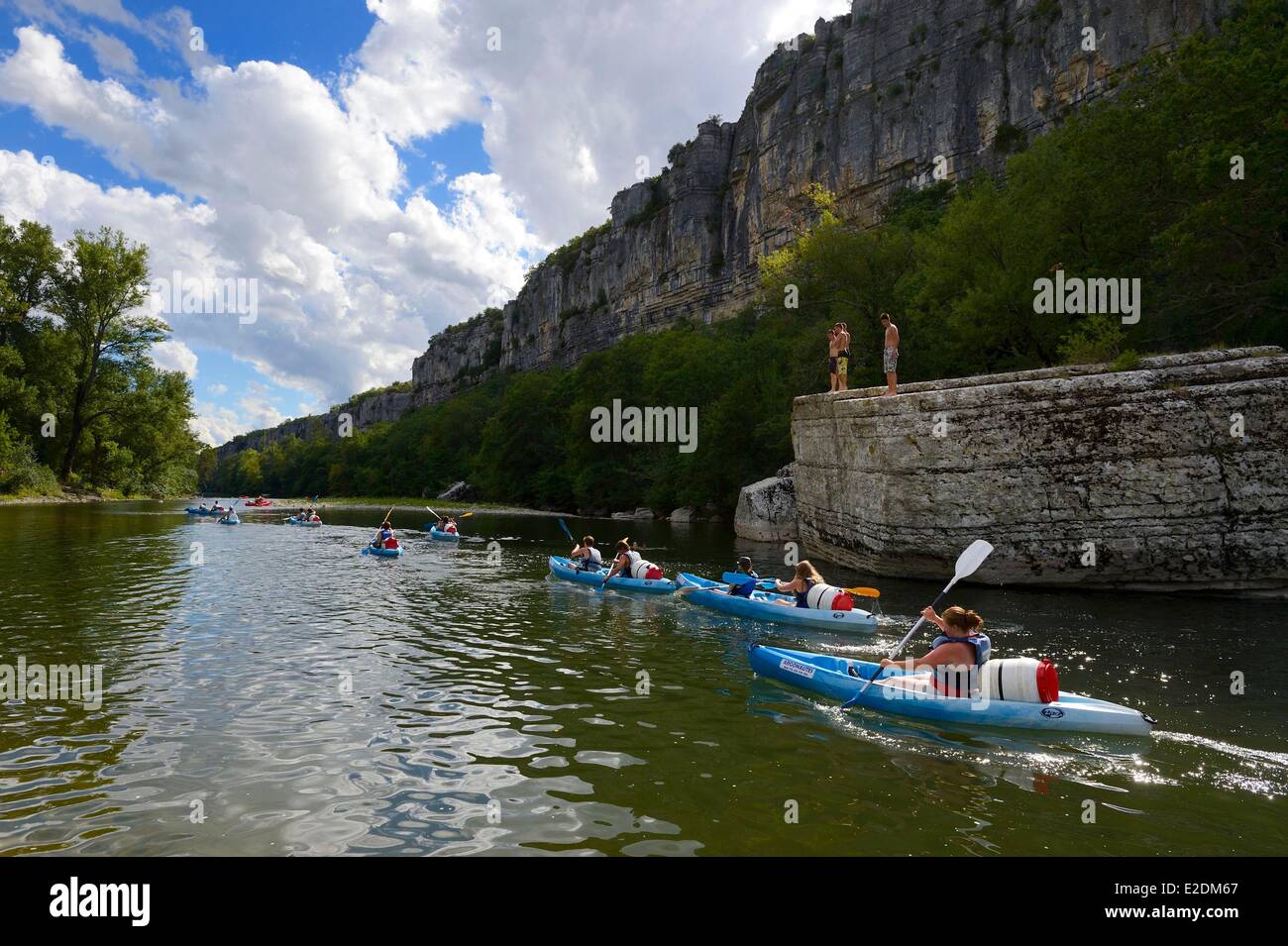 Francia Ardeche Ruoms kayak andando giù l'Ardeche in Ruoms a Pradons Passaggio stretto Foto Stock