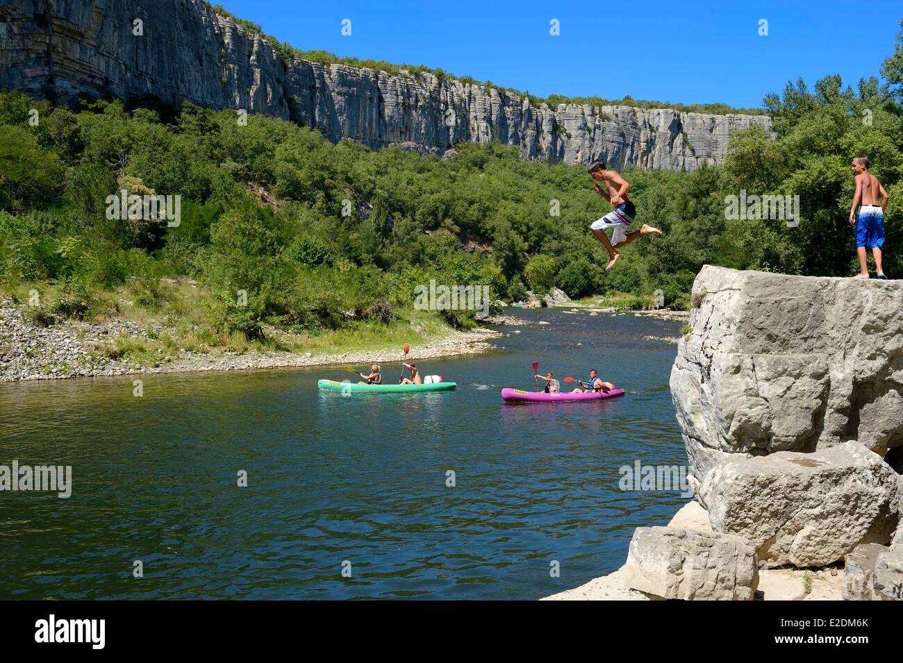 Francia Ardeche Ruoms kayak andando giù l'Ardeche in Ruoms a Pradons Restringimento Cirque de Giens Foto Stock