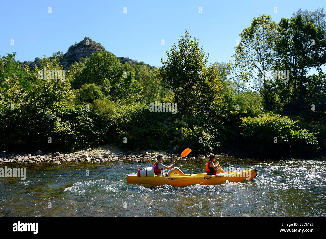 Francia Ardeche les Vans kayak scendendo lungo il corso del fiume Chassezac Foto Stock