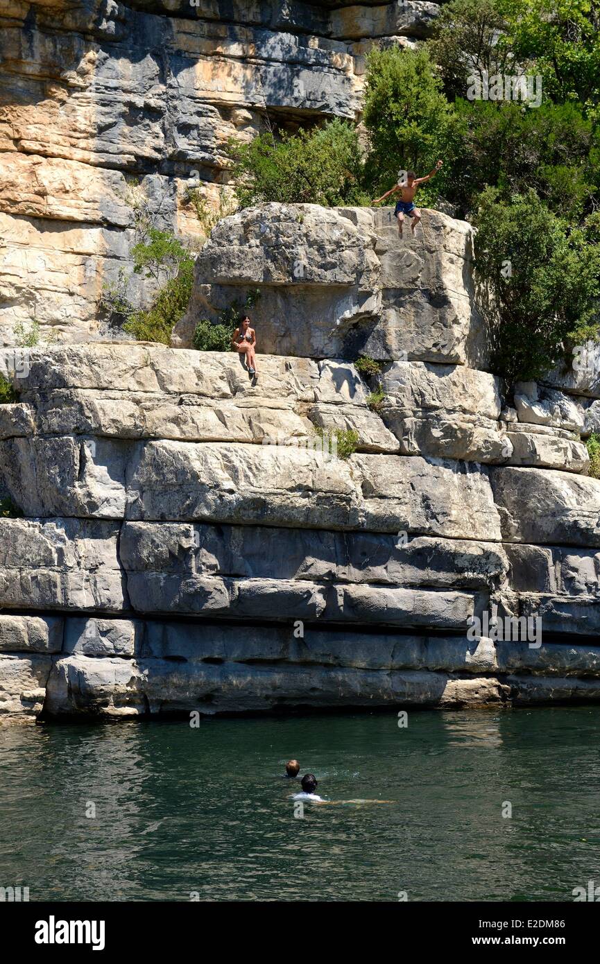 Francia Ardeche les Vans kayak scendendo lungo il corso del fiume Chassezac Foto Stock