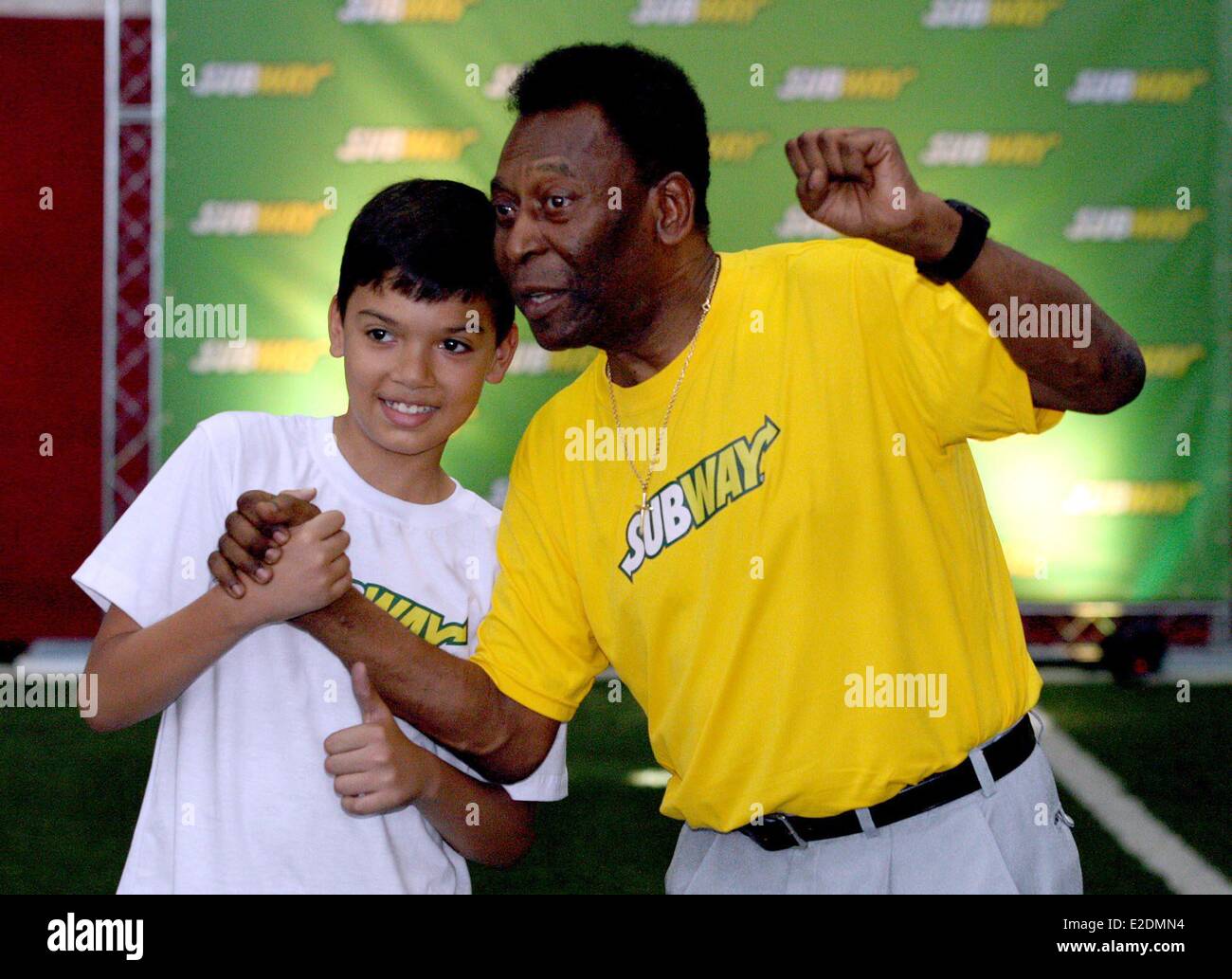 Rio de Janeiro, Brasile. Il 18 giugno, 2014. Ex calciatore brasiliano Edson Arantes do Nascimento, Pele, durante la pubblicità evento nella lunga River District, a nord di Rio de Janeiro, Brasile sudorientale, il 18 giugno 2014. Credito: dpa picture alliance/Alamy Live News Foto Stock
