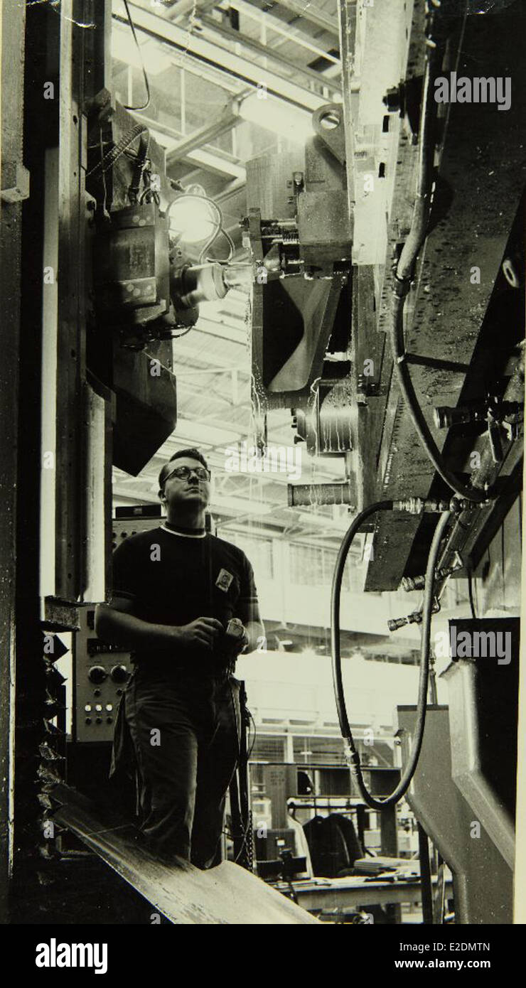 Questa immagine raffigura il personale dello stabilimento Convair/General Dynamics, un importante stabilimento di produzione aerospaziale a San Diego. La fabbrica ha svolto un ruolo chiave nella produzione di aerei militari e civili, contribuendo a vari progressi aerospaziali dagli anni '1940 fino al periodo della Guerra fredda. Il San Diego Air and Space Museum ospita molte testimonianze storiche delle operazioni di questo stabilimento. Foto Stock