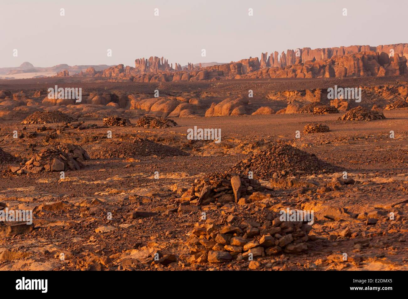 Il Ciad meridionale del deserto del Sahara Ennedi massiccio del settore Archei antic altopiano funerario punteggiato di tumuli Foto Stock