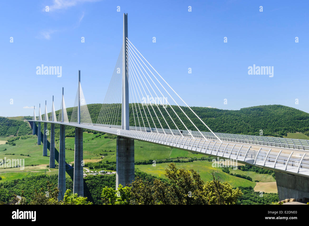 Il viadotto di Millau, un cavo-alloggiato ponte vicino alla città di Millau nel sud della Francia Foto Stock