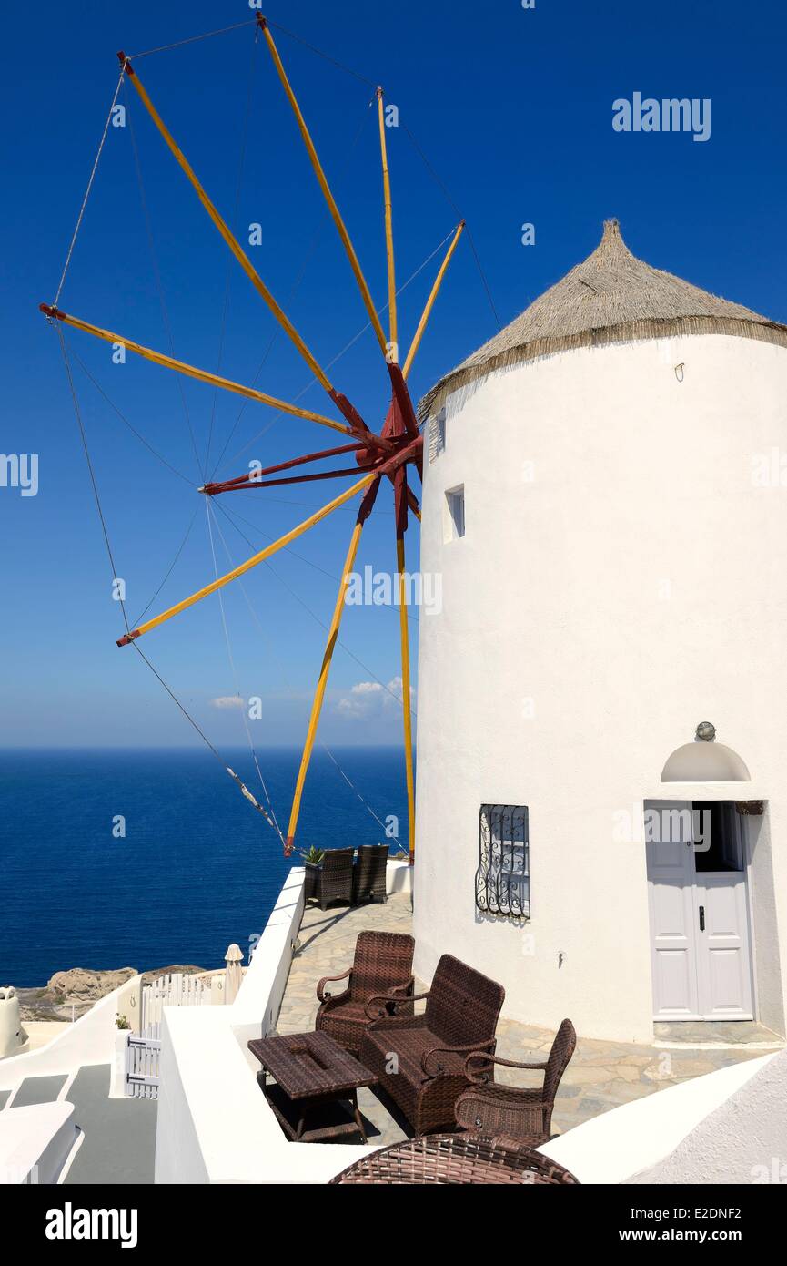 Grecia CICLADI Mar Egeo Santorini (Thira o Thera) mulino sul nord punta occidentale del villaggio di Oia Foto Stock