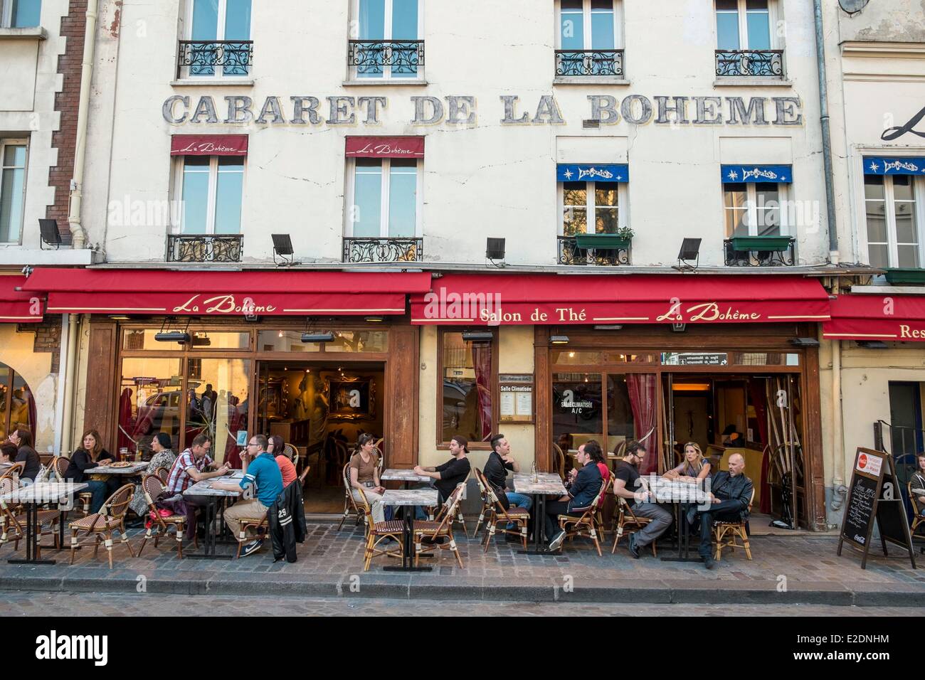 Francia Paris Montmartre Place du Tertre con i suoi ristoranti tipici e tourist Foto Stock