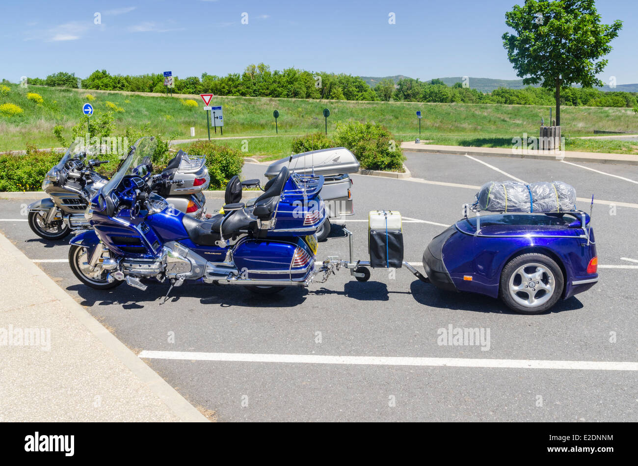 Motociclette con rimorchi parcheggiati in una sosta in Francia Foto Stock