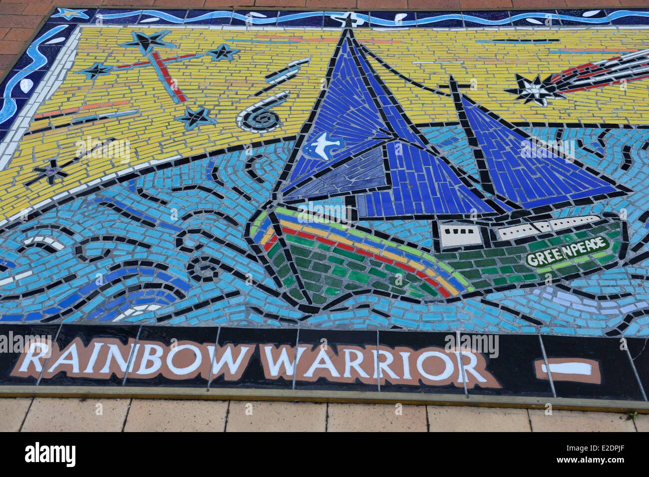 Nuova Zelanda Isola del nord Auckland Central Business District (o CBD) Rainbow Warrior murale di Keith Russell Quay Street a Foto Stock