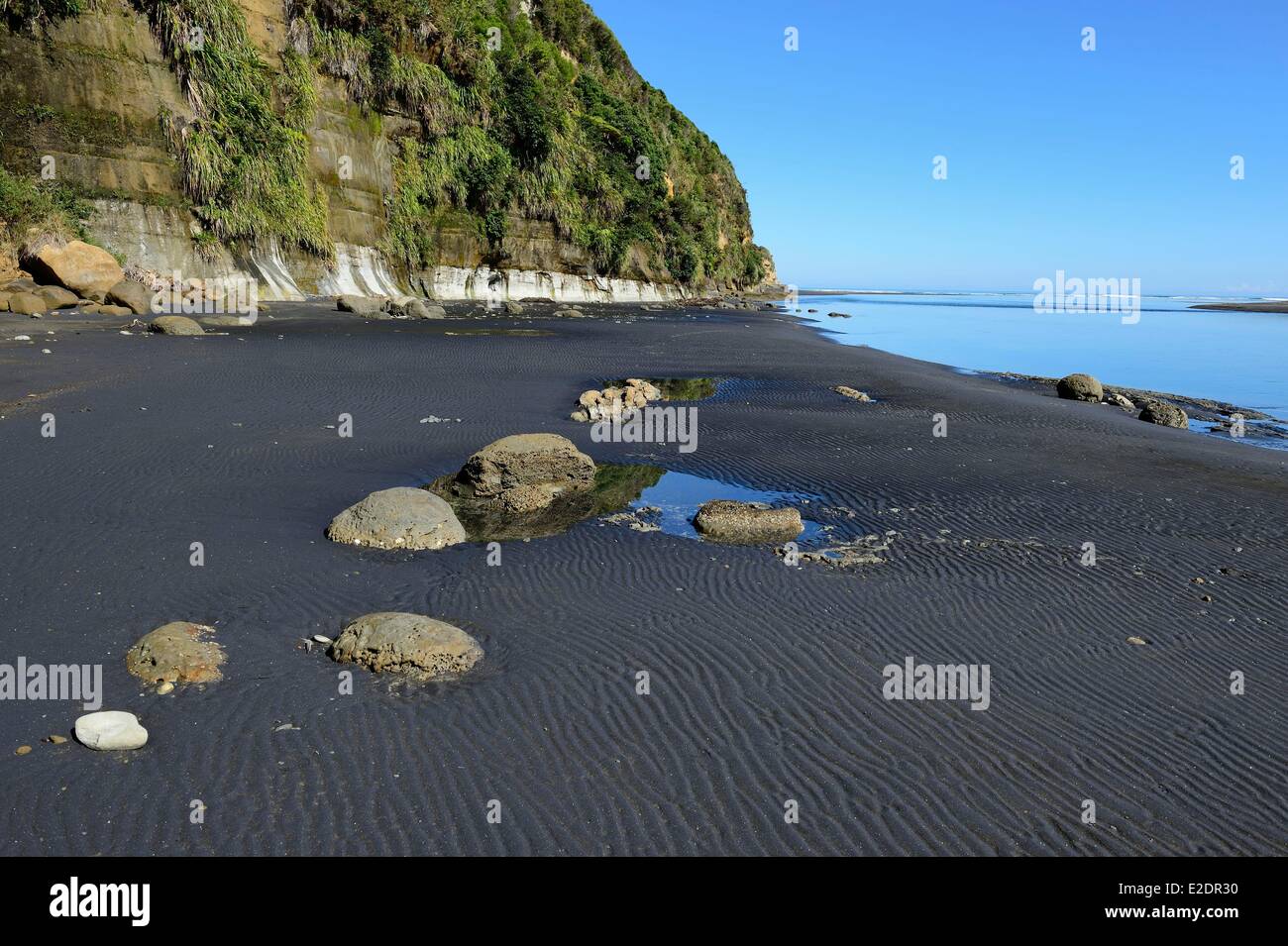 Nuova Zelanda Isola del nord Tongaporutu la sabbia nera tre sorelle spiaggia a 15 km a sud da Mokau Foto Stock