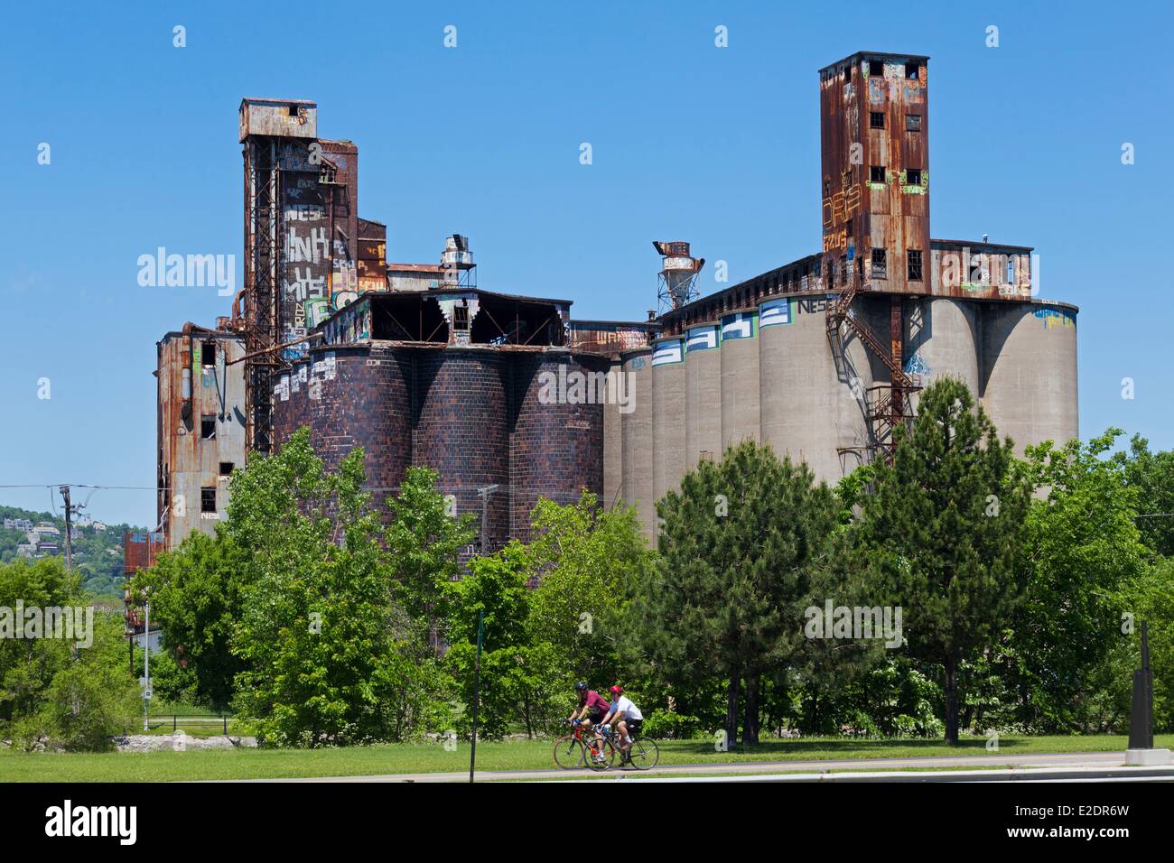 Canada Quebec Montreal provincia Il Lachine Canal la pista ciclabile che passa davanti a una fabbrica abbandonata Foto Stock