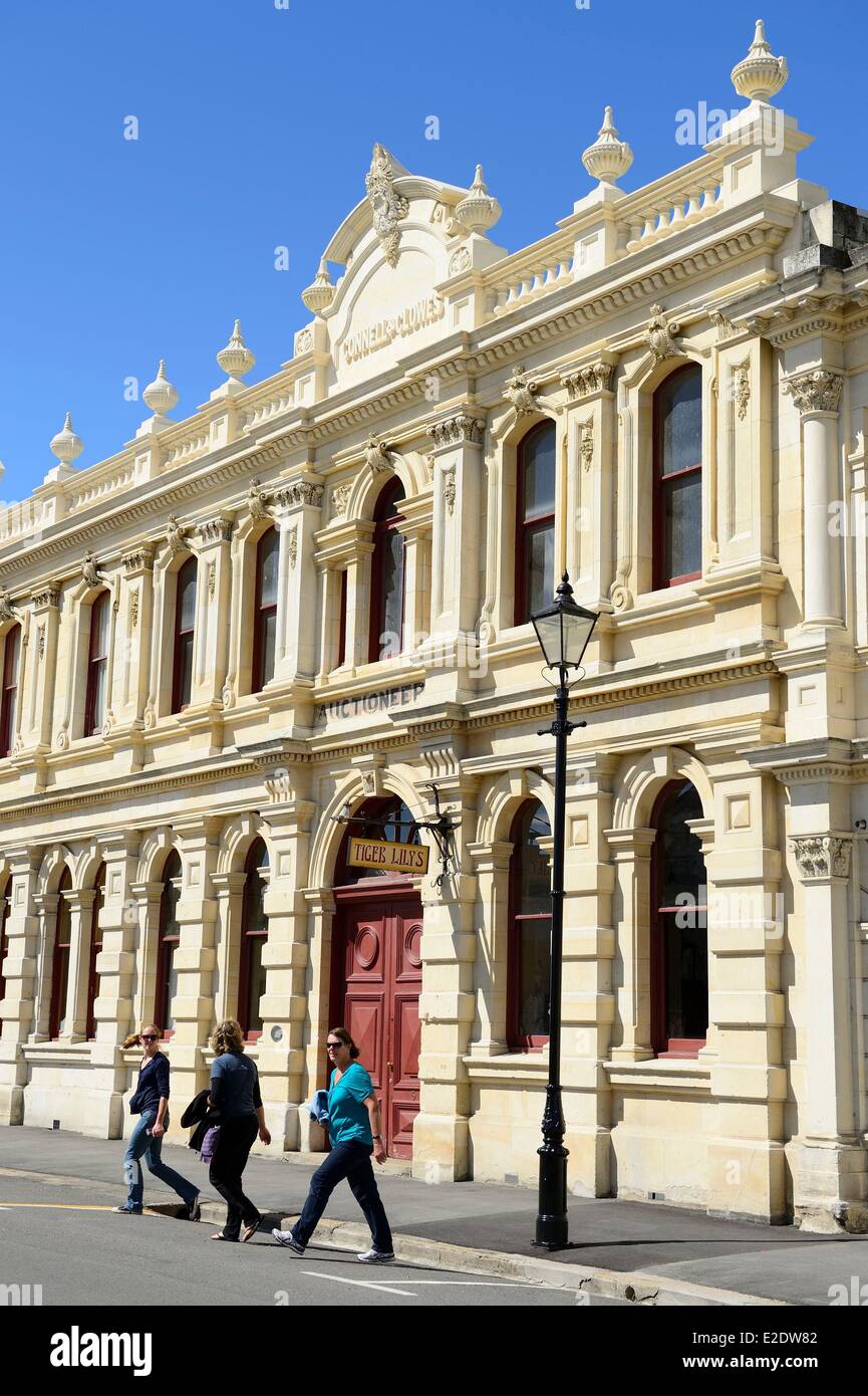 Nuova Zelanda, Isola del Sud, regione di Otago, Oamaru è un centro urbano sul lungomare con ben conservati edifici vittoriani dal 1880, Connel e Clowes edificio fu costruito come una aggiunta al criterio di hotel in 1877, Tyne Street Foto Stock