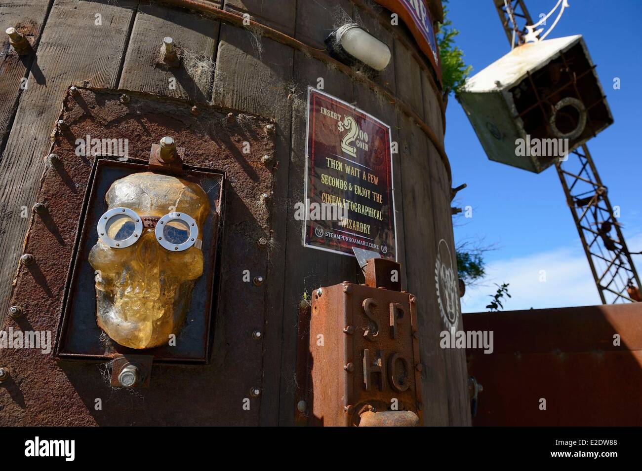Nuova Zelanda, Isola del Sud, regione di Otago, Oamaru è un centro urbano sul lungomare con ben conservati edifici vittoriani dal 1880, steampunk HQ galery aggiunge uno strato di stravagante per la città è affascinante patrimonio dell'ambiente. Gli steampunk, precedentemente un genere letterario, è diventato uno stile di vita, un retro-futurista basato sulla tecnologia del XIX secolo con l'avvento del vapore, e l'estetica di Jules Verne e HG Wells Foto Stock