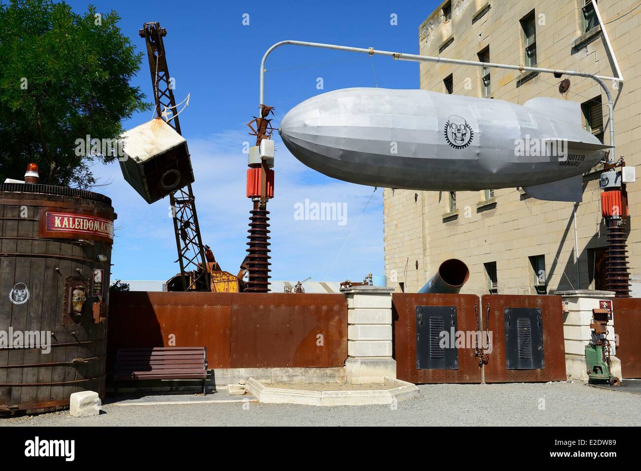 Nuova Zelanda, Isola del Sud, regione di Otago, Oamaru è un centro urbano sul lungomare con ben conservati edifici vittoriani dal 1880, steampunk HQ galery aggiunge uno strato di stravagante per la città è affascinante patrimonio dell'ambiente. Gli steampunk, precedentemente un genere letterario, è diventato uno stile di vita, un retro-futurista basato sulla tecnologia del XIX secolo con l'avvento del vapore, e l'estetica di Jules Verne e HG Wells Foto Stock