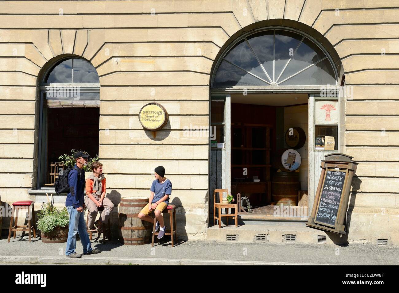 Nuova Zelanda, Isola del Sud, regione di Otago, Oamaru è un centro urbano sul lungomare con ben conservati edifici vittoriani dal 1880, Porto Street è allineato con i magazzini, le stalle e gli edifici commerciali Foto Stock