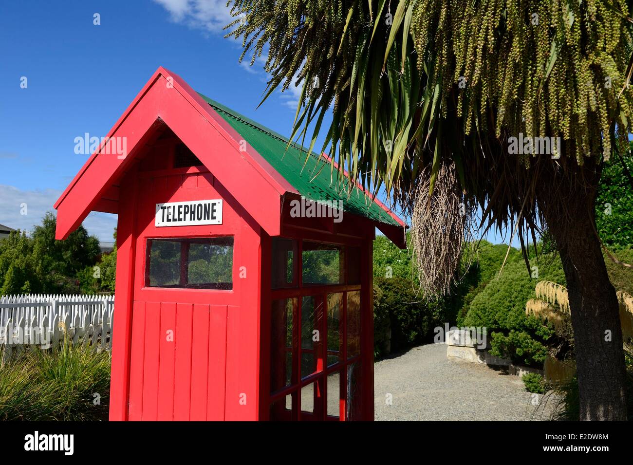Nuova Zelanda, Isola del Sud, regione di Otago, Oamaru è un centro urbano sul lungomare con ben conservati edifici vittoriani dal 1880, casella telefono Foto Stock