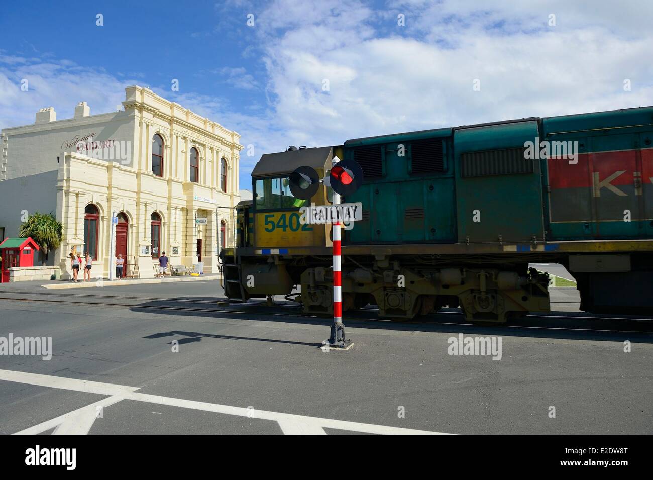 Nuova Zelanda, Isola del Sud, regione di Otago, Oamaru è un centro urbano sul lungomare con ben conservati edifici vittoriani dal 1880, la ferrovia in città Foto Stock