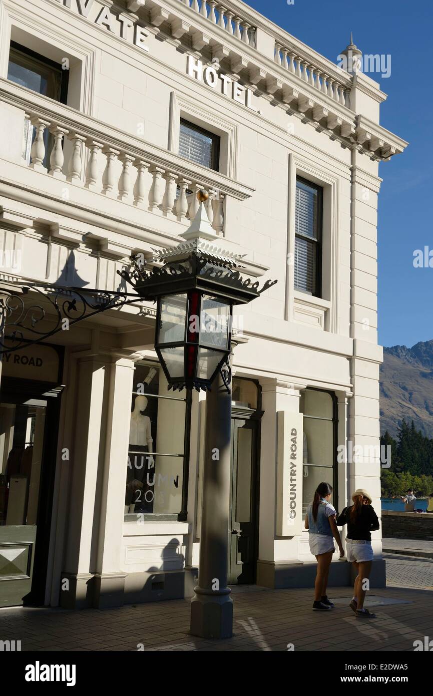 Nuova Zelanda, Isola del Sud, regione di Otago, Queenstown sul bordo del lago Wakatipu, è conosciuto in tutto il mondo per la sua attività di avventura (Lo sci e lo snowboard, il jet boating, whitewater rafting, bungy jumping, mountain bike, skateboard, tramping, parapendio, sky diving), il EichardtÕs hotel privato nel cuore della città Foto Stock