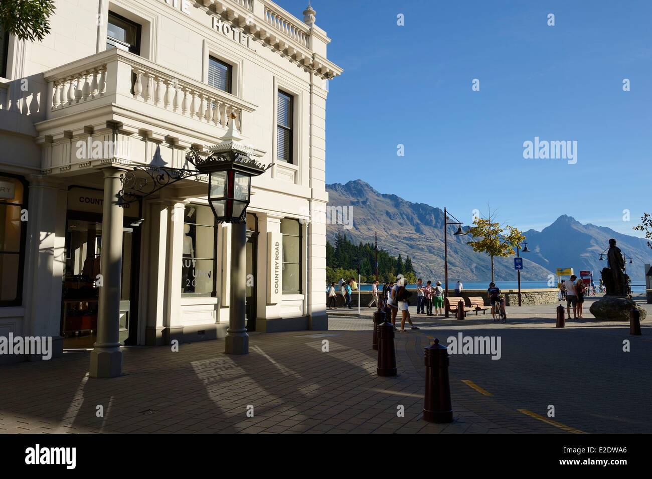 Nuova Zelanda, Isola del Sud, regione di Otago, Queenstown sul bordo del lago Wakatipu, è conosciuto in tutto il mondo per la sua attività di avventura (Lo sci e lo snowboard, il jet boating, whitewater rafting, bungy jumping, mountain bike, skateboard, tramping, parapendio, sky diving), il EichardtÕs hotel privato nel cuore della città Foto Stock