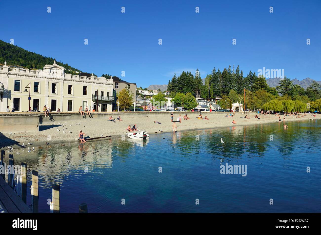Nuova Zelanda, Isola del Sud, regione di Otago, Queenstown sul bordo del lago Wakatipu, è conosciuto in tutto il mondo per la sua attività di avventura (Lo sci e lo snowboard, il jet boating, whitewater rafting, bungy jumping, mountain bike, skateboard, tramping, parapendio, sky diving), il EichardtÕs hotel privato nel cuore della città Foto Stock