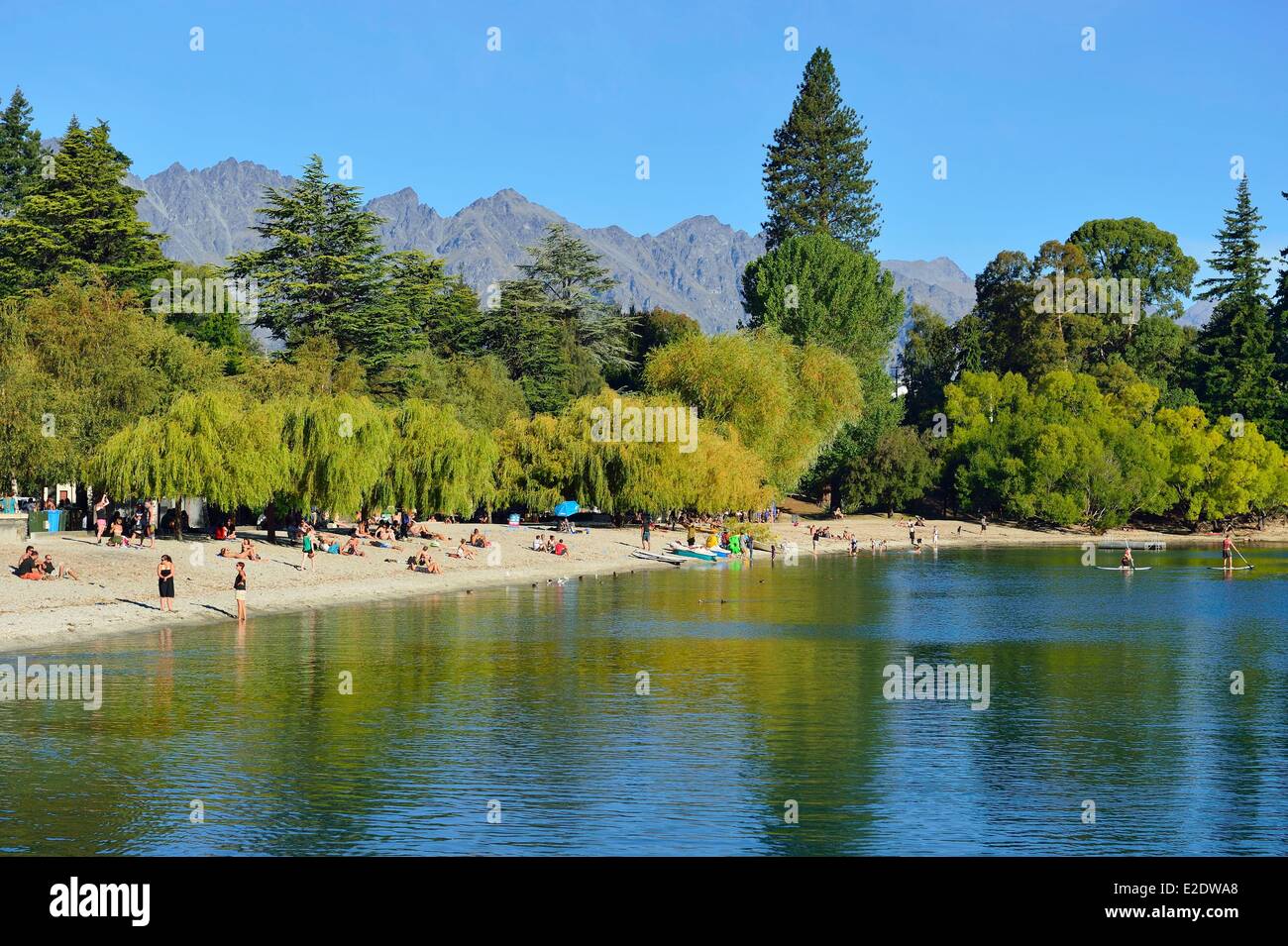 Nuova Zelanda, Isola del Sud, regione di Otago, Queenstown sul bordo del lago Wakatipu, è conosciuto in tutto il mondo per la sua attività di avventura (Lo sci e lo snowboard, il jet boating, whitewater rafting, bungy jumping, mountain bike, skateboard, tramping, parapendio, sky diving), Queenstown Bay e il Remarkables in background Foto Stock