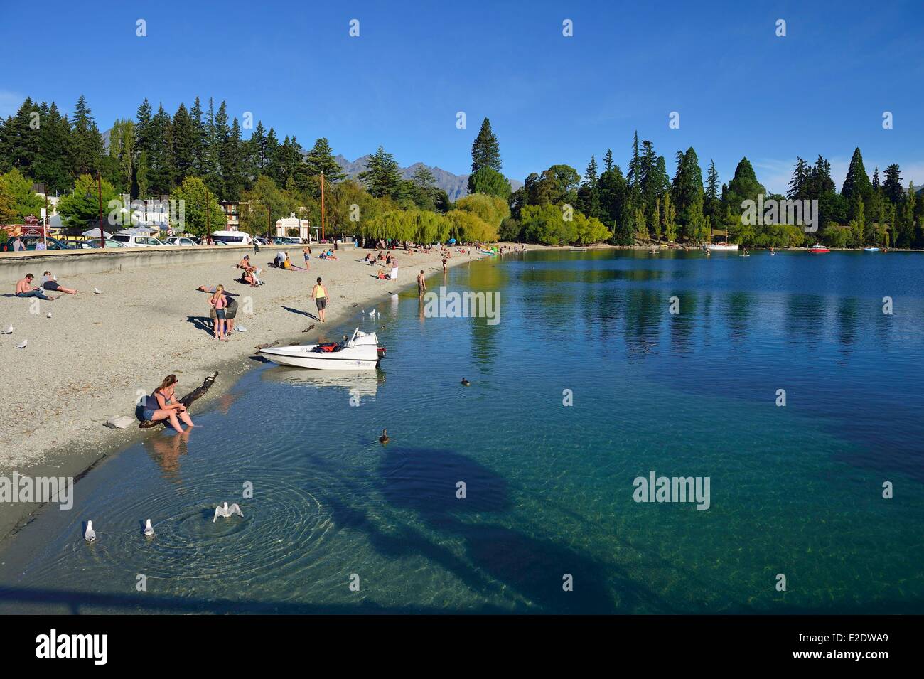 Nuova Zelanda, Isola del Sud, regione di Otago, Queenstown sul bordo del lago Wakatipu, è conosciuto in tutto il mondo per la sua attività di avventura (Lo sci e lo snowboard, il jet boating, whitewater rafting, bungy jumping, mountain bike, skateboard, tramping, parapendio, sky diving), Queenstown Bay Foto Stock
