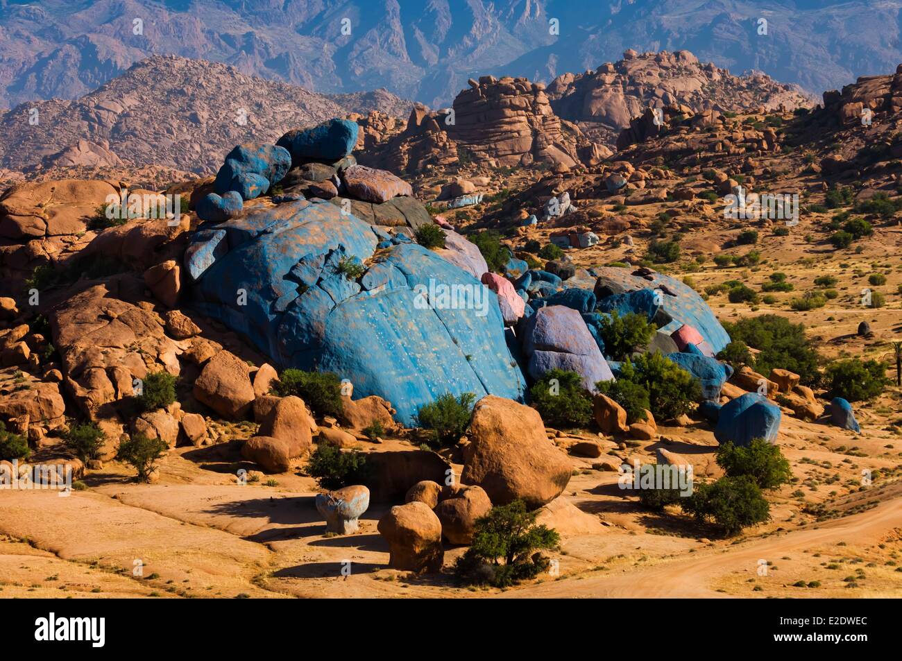 Il Marocco Anti Atlas Tafraoute rocce blu dell'artista Jean Verame nel mezzo del djebel Foto Stock