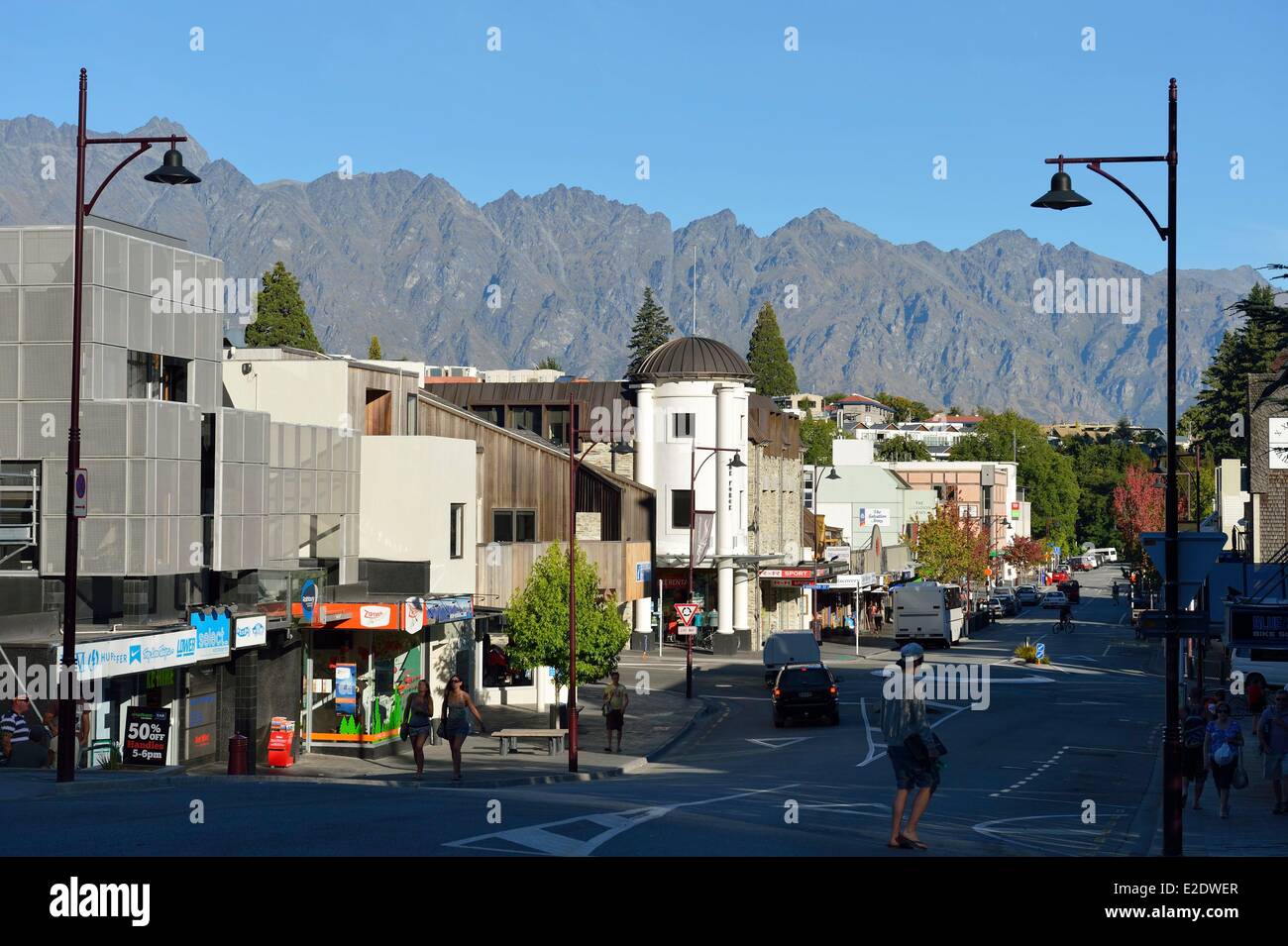 Nuova Zelanda, Isola del Sud, regione di Otago, Queenstown sul bordo del lago Wakatipu, è conosciuto in tutto il mondo per la sua attività di avventura (Lo sci e lo snowboard, il jet boating, whitewater rafting, bungy jumping, mountain bike, skateboard, tramping, parapendio, sky diving) e il Remarkables in background Foto Stock