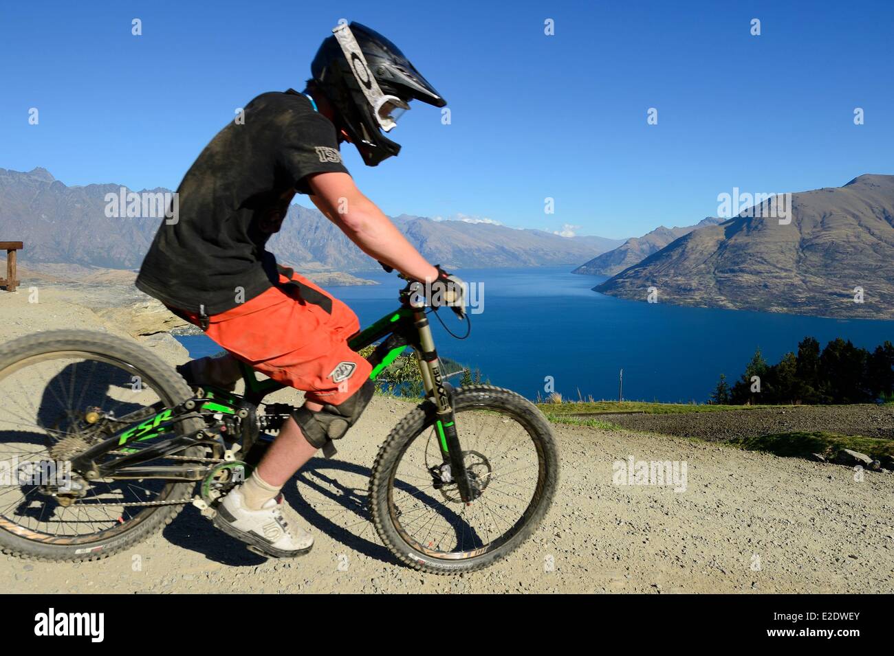 Nuova Zelanda, Isola del Sud, regione di Otago, Queenstown sul bordo del lago Wakatipu, è conosciuto in tutto il mondo per la sua attività di avventura (Lo sci e lo snowboard, il jet boating, whitewater rafting, bungy jumping, mountain bike, skateboard, tramping, parapendio, sky diving), il Remarkables in background Foto Stock