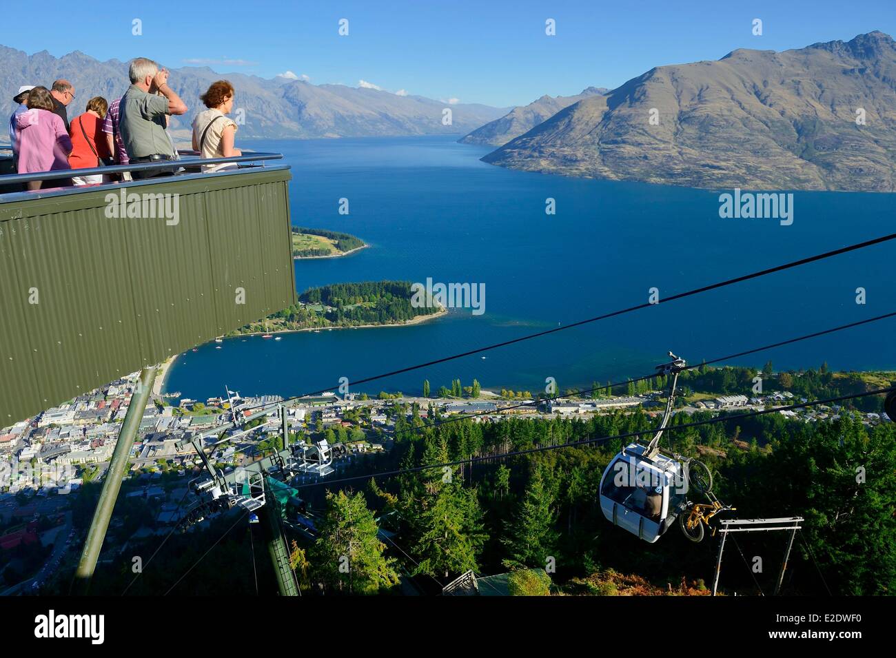 Nuova Zelanda, Isola del Sud, regione di Otago, Queenstown sul bordo del lago Wakatipu, è conosciuto in tutto il mondo per la sua attività di avventura (Lo sci e lo snowboard, il jet boating, whitewater rafting, bungy jumping, mountain bike, skateboard, tramping, parapendio, sky diving), vista panoramica sulla città dalla cima della cabinovia e il Remarkables in background Foto Stock