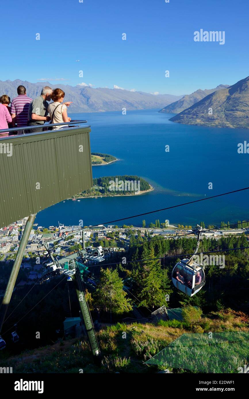Nuova Zelanda, Isola del Sud, regione di Otago, Queenstown sul bordo del lago Wakatipu, è conosciuto in tutto il mondo per la sua attività di avventura (Lo sci e lo snowboard, il jet boating, whitewater rafting, bungy jumping, mountain bike, skateboard, tramping, parapendio, sky diving), vista panoramica sulla città dalla cima della cabinovia e il Remarkables in background Foto Stock