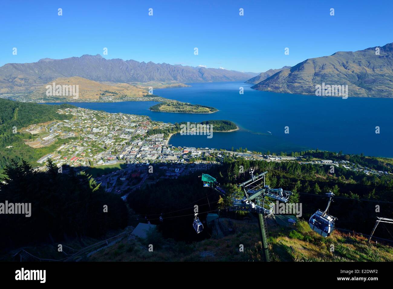 Nuova Zelanda, Isola del Sud, regione di Otago, Queenstown sul bordo del lago Wakatipu, è conosciuto in tutto il mondo per la sua attività di avventura (Lo sci e lo snowboard, il jet boating, whitewater rafting, bungy jumping, mountain bike, skateboard, tramping, parapendio, sky diving), vista panoramica sulla città dalla cima della cabinovia e il Remarkables in background Foto Stock