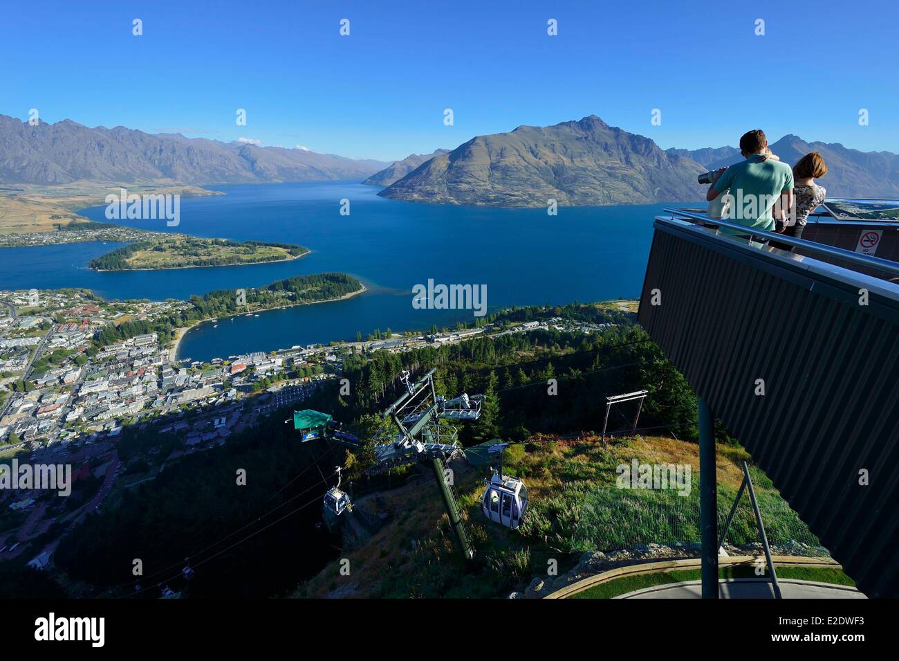 Nuova Zelanda, Isola del Sud, regione di Otago, Queenstown sul bordo del lago Wakatipu, è conosciuto in tutto il mondo per la sua attività di avventura (Lo sci e lo snowboard, il jet boating, whitewater rafting, bungy jumping, mountain bike, skateboard, tramping, parapendio, sky diving), vista panoramica sulla città dalla cima della cabinovia e il Remarkables in background Foto Stock