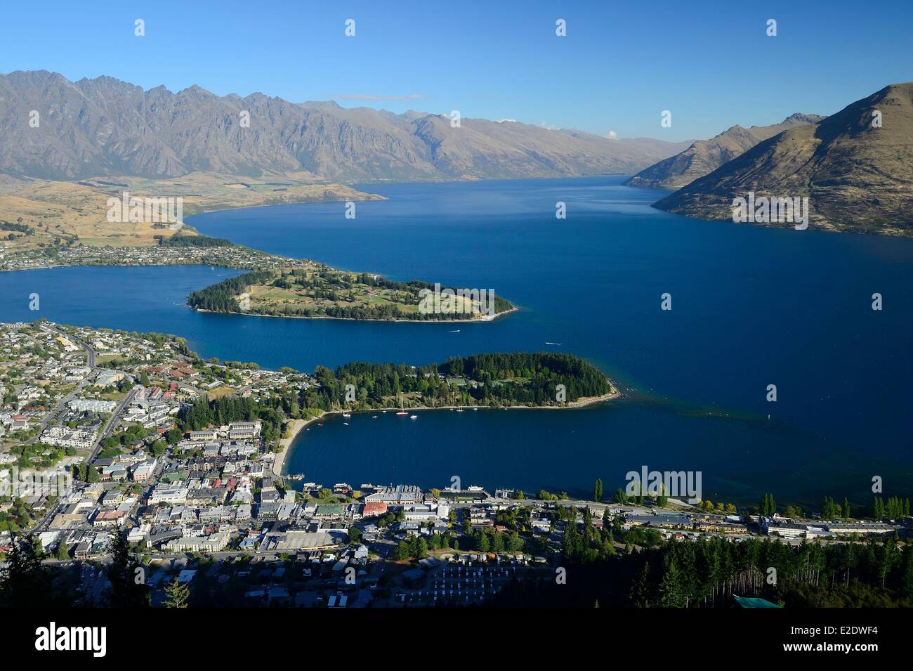 Nuova Zelanda, Isola del Sud, regione di Otago, Queenstown sul bordo del lago Wakatipu, è conosciuto in tutto il mondo per la sua attività di avventura (Lo sci e lo snowboard, il jet boating, whitewater rafting, bungy jumping, mountain bike, skateboard, tramping, parapendio, sky diving), vista panoramica sulla città dalla cima della cabinovia e il Remarkables in background Foto Stock