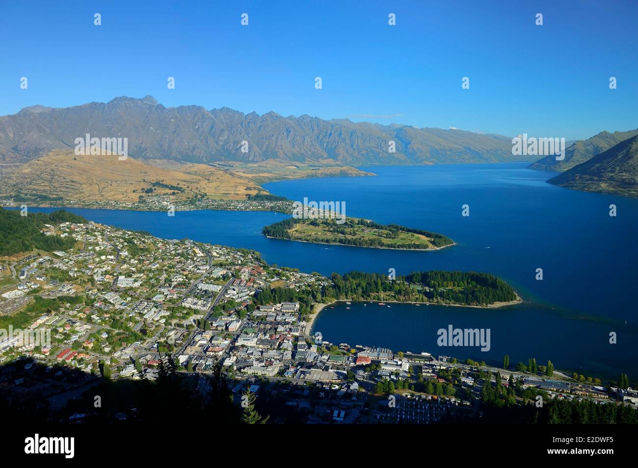 Nuova Zelanda, Isola del Sud, regione di Otago, Queenstown sul bordo del lago Wakatipu, è conosciuto in tutto il mondo per la sua attività di avventura (Lo sci e lo snowboard, il jet boating, whitewater rafting, bungy jumping, mountain bike, skateboard, tramping, parapendio, sky diving), vista panoramica sulla città dalla cima della cabinovia e il Remarkables in background Foto Stock