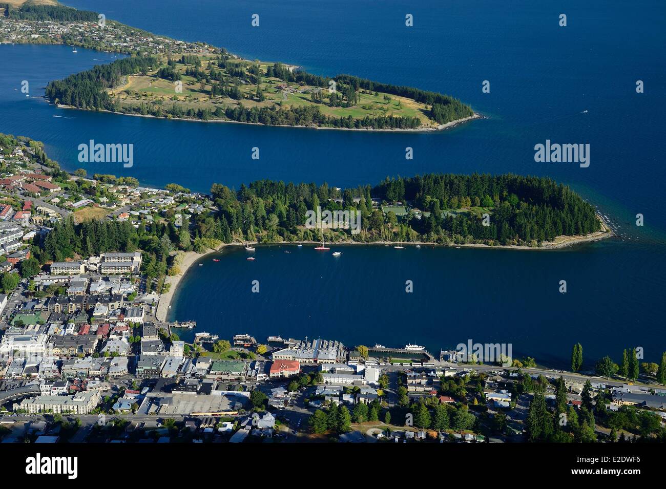 Nuova Zelanda, Isola del Sud, regione di Otago, Queenstown sul bordo del lago Wakatipu, è conosciuto in tutto il mondo per la sua attività di avventura (Lo sci e lo snowboard, il jet boating, whitewater rafting, bungy jumping, mountain bike, skateboard, tramping, parapendio, sky diving), vista panoramica sulla città dalla cima della cabinovia Foto Stock