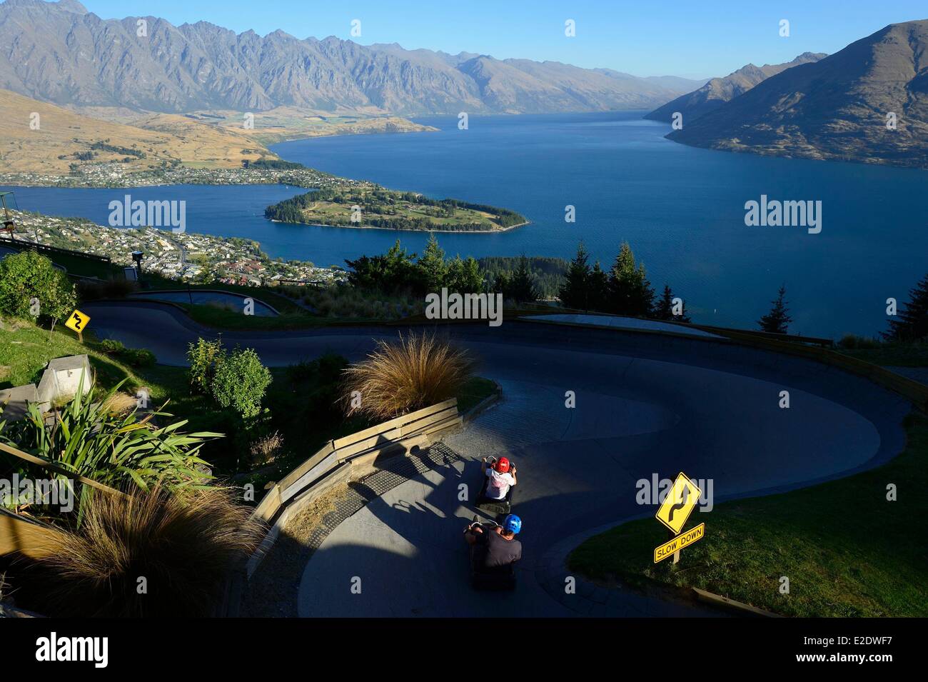 Nuova Zelanda, Isola del Sud, regione di Otago, Queenstown sul bordo del lago Wakatipu, è conosciuto in tutto il mondo per la sua attività di avventura (Lo sci e lo snowboard, il jet boating, whitewater rafting, bungy jumping, mountain bike, skateboard, tramping, parapendio, sky diving), vista panoramica sulla città dalla cima della cabinovia e il Remarkables in background Foto Stock
