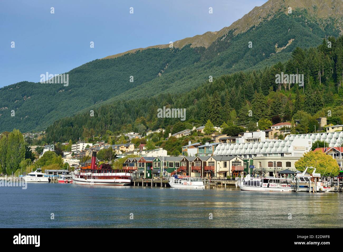 Nuova Zelanda, Isola del Sud, regione di Otago, Queenstown sul bordo del lago Wakatipu, è conosciuto in tutto il mondo per la sua attività di avventura (Lo sci e lo snowboard, il jet boating, whitewater rafting, bungy jumping, mountain bike, skateboard, tramping, parapendio, sky diving), crociere a bordo del battello a vapore il TSS Earnslaw sono organizzati Foto Stock