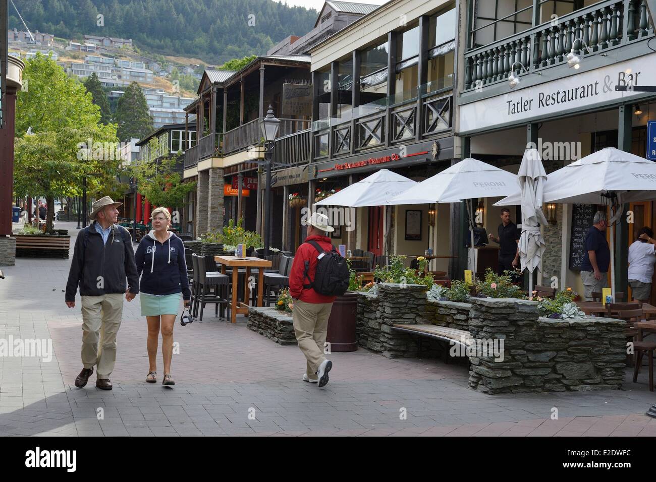 Nuova Zelanda, Isola del Sud, regione di Otago, Queenstown sul bordo del lago Wakatipu, è conosciuto in tutto il mondo per la sua attività di avventura (Lo sci e lo snowboard, il jet boating, whitewater rafting, bungy jumping, mountain bike, skateboard, tramping, parapendio, sky diving), il Mall è il centro commerciale e turistico di via della città Foto Stock