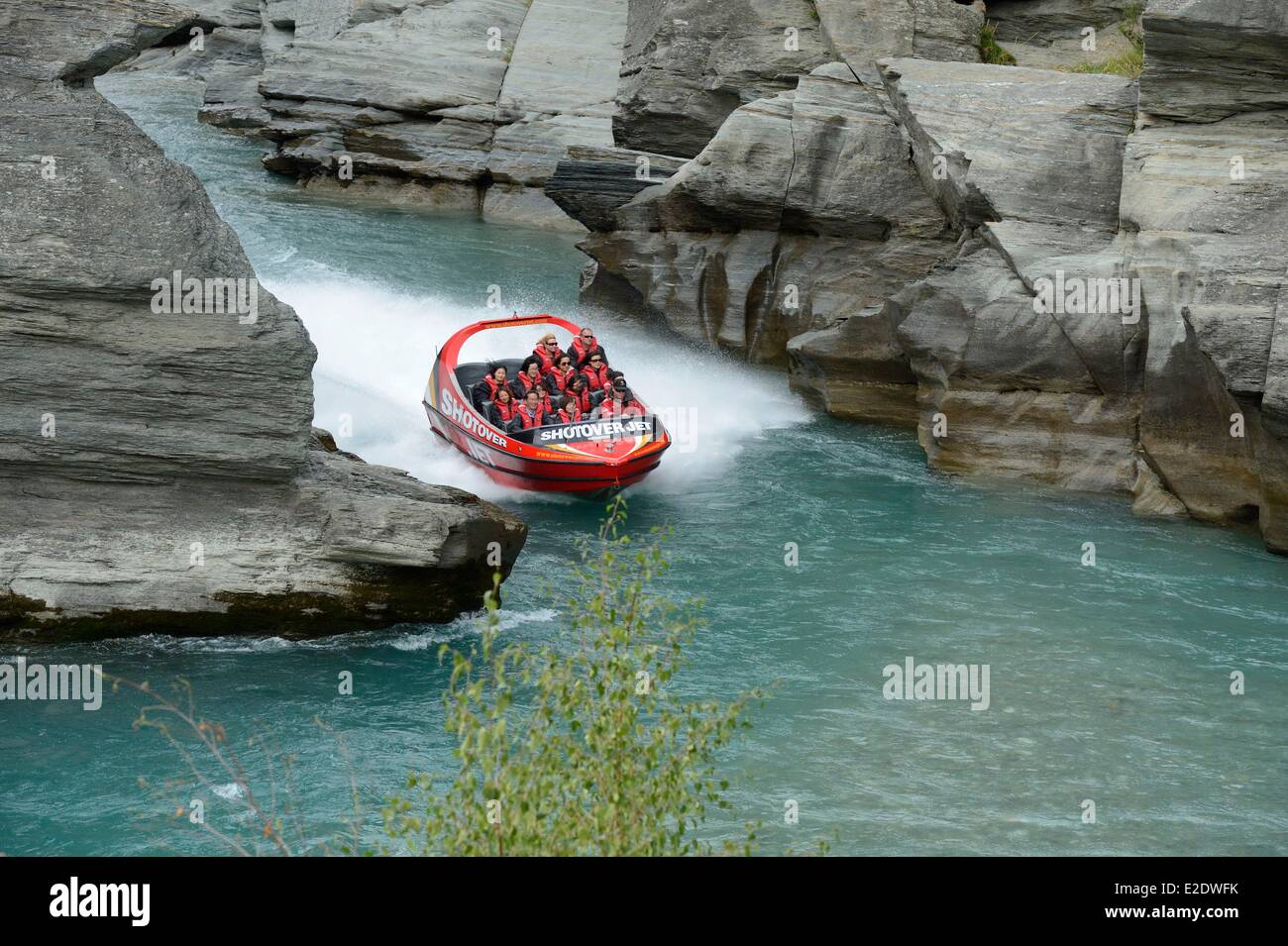 Nuova Zelanda, Isola del Sud, regione di Otago, Queenstown sul bordo del lago Wakatipu, è conosciuto in tutto il mondo per la sua attività di avventura (Lo sci e lo snowboard, il jet boating, whitewater rafting, bungy jumping, mountain bike, skateboard, tramping, parapendio, sky diving), jetboating nel canyon del fiume Shotover Foto Stock