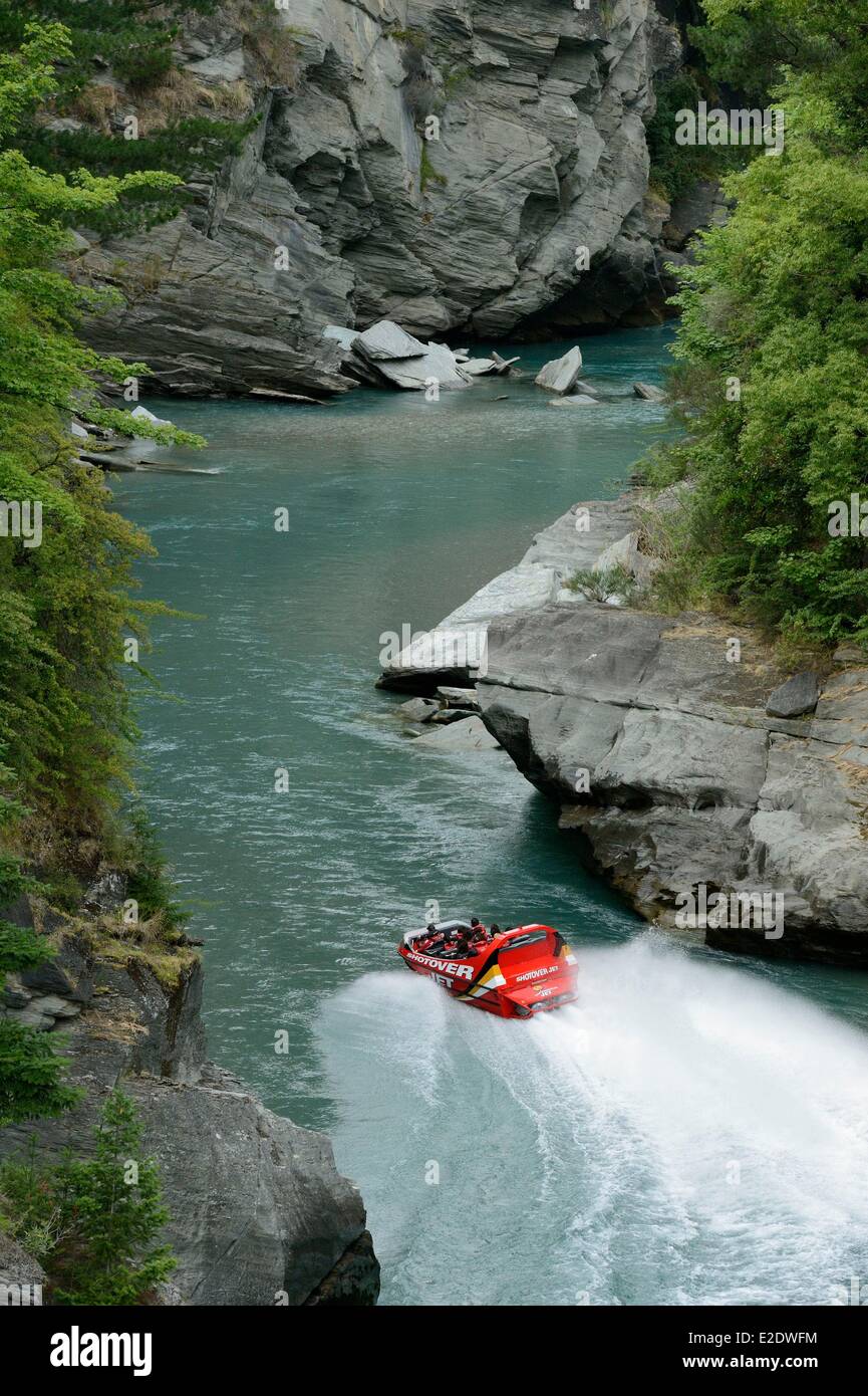 Nuova Zelanda, Isola del Sud, regione di Otago, Queenstown sul bordo del lago Wakatipu, è conosciuto in tutto il mondo per la sua attività di avventura (Lo sci e lo snowboard, il jet boating, whitewater rafting, bungy jumping, mountain bike, skateboard, tramping, parapendio, sky diving), jetboating nel canyon del fiume Shotover Foto Stock