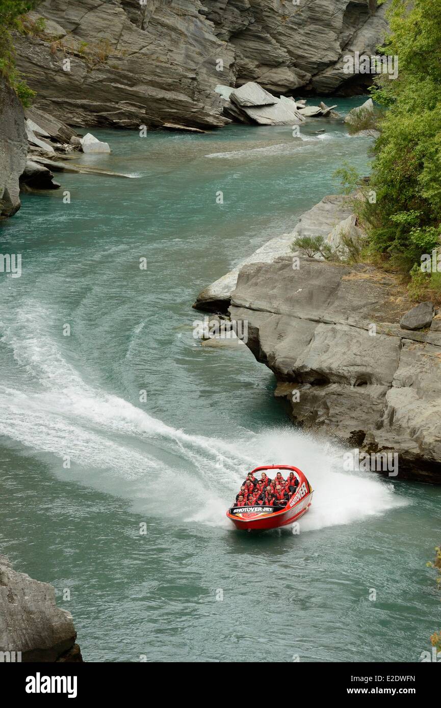 Nuova Zelanda, Isola del Sud, regione di Otago, Queenstown sul bordo del lago Wakatipu, è conosciuto in tutto il mondo per la sua attività di avventura (Lo sci e lo snowboard, il jet boating, whitewater rafting, bungy jumping, mountain bike, skateboard, tramping, parapendio, sky diving), jetboating nel canyon del fiume Shotover Foto Stock