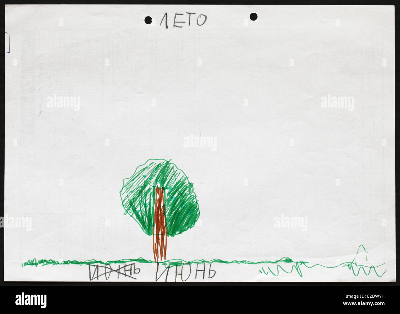 Giugno. L'estate. I DODICI MESI. Bambino originale del disegno di un albero nel giugno disegnato da una bambina di cinque anni. Foto Stock