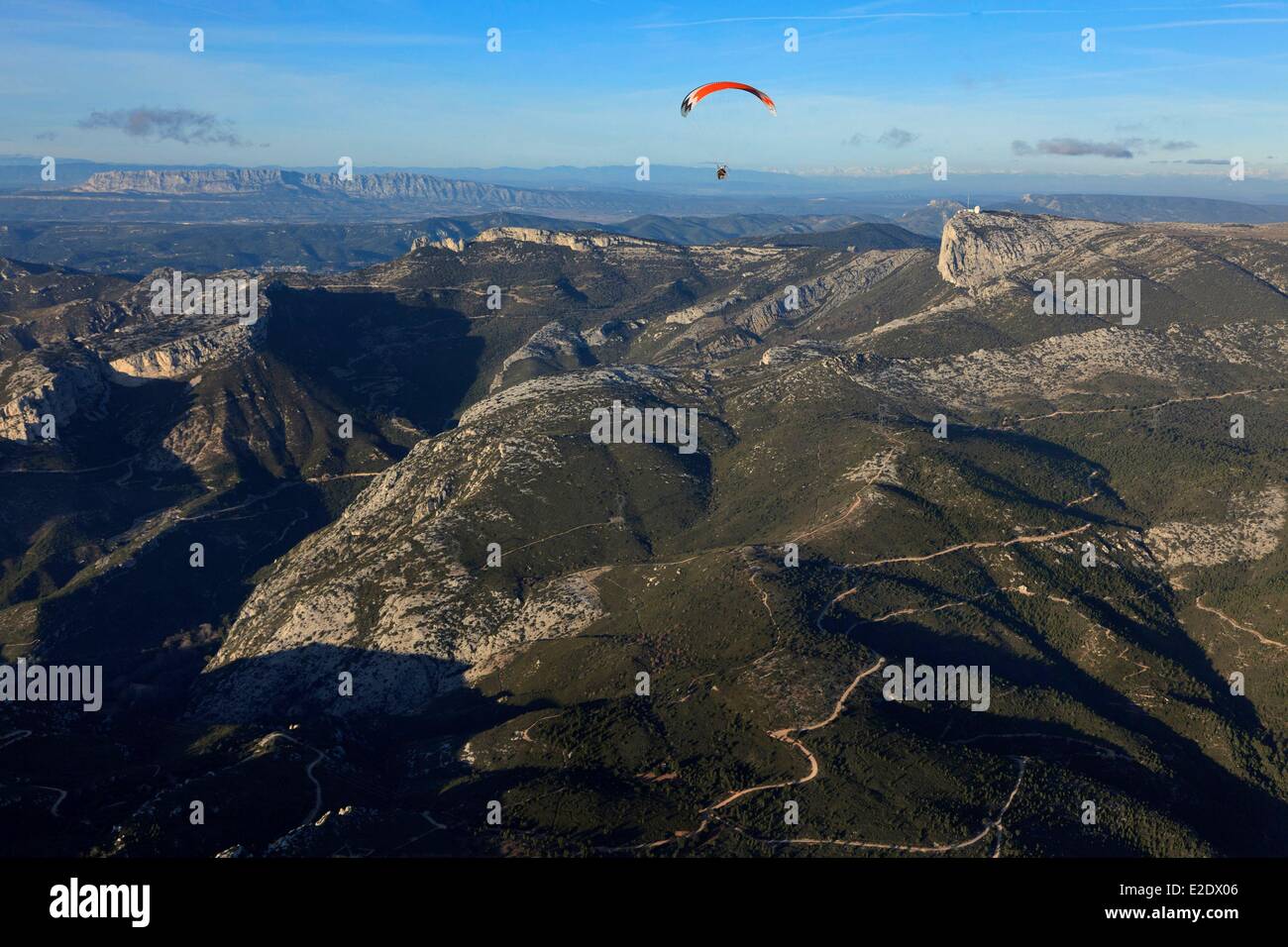 Francia Bouches du Rhone la Sainte Baume massiccio ultraleggero flying paramotor o powered parapendio (vista aerea) Foto Stock